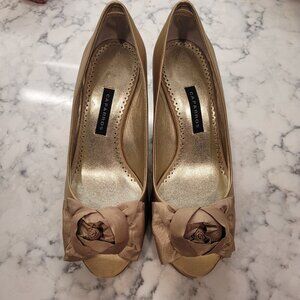 NEW WOMEN'S CAPPAROS Gold FLOWER PUMP SIZE 6.5